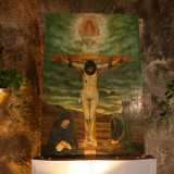 Nella navata sinistra si trova un dipinto recente raffigurante la crocifissione di Cristo su uno sfondo di un intenso color verde